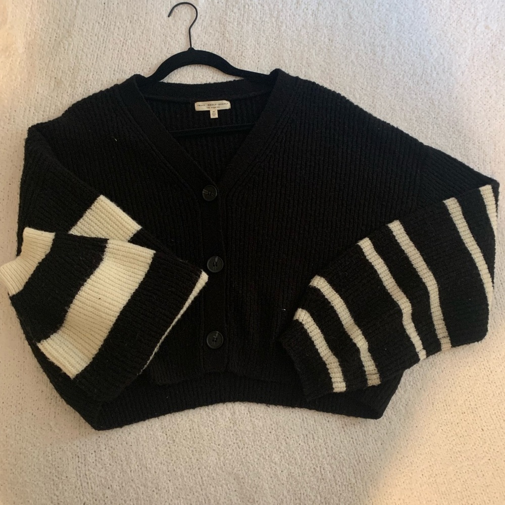 URBAN OUTFITTERS: cropped button up sweater